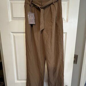 Khaki dress pants, NWT, pleated, pockets- very cute!